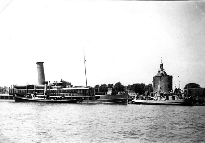 ss R. van Hasselt deels gezonken in mei 1940 te Enkhuizen